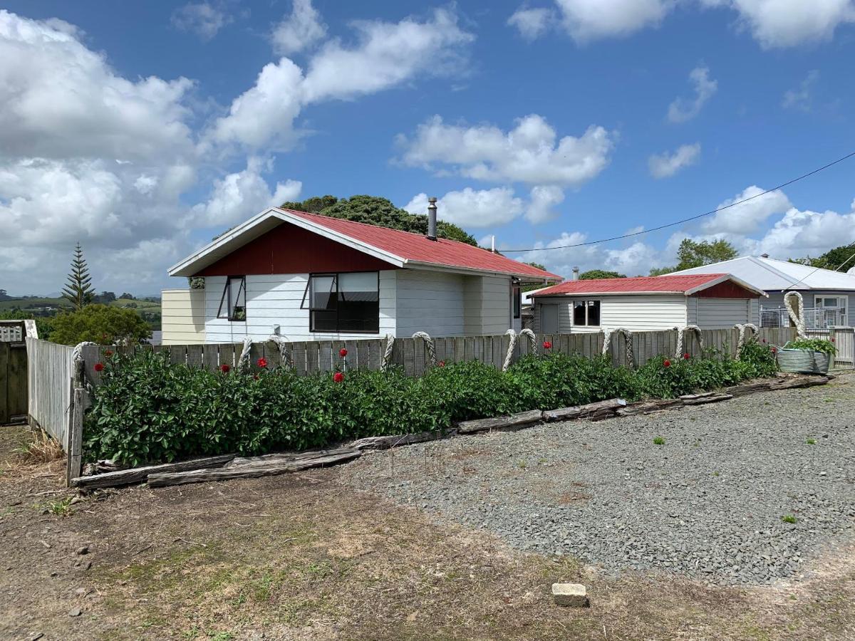 Peaceful Riverfront Cottage In Small Northland Town Te Kopuru 外观 照片