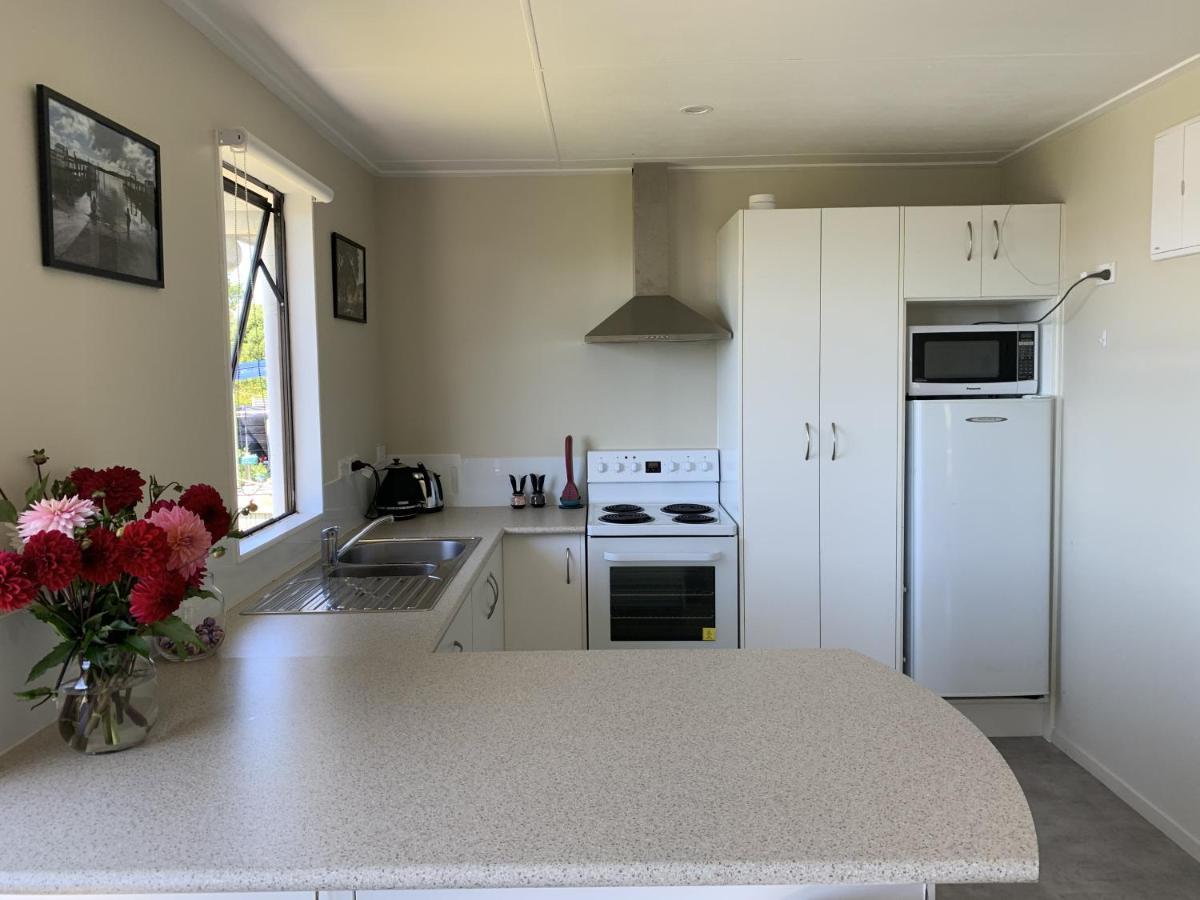 Peaceful Riverfront Cottage In Small Northland Town Te Kopuru 外观 照片